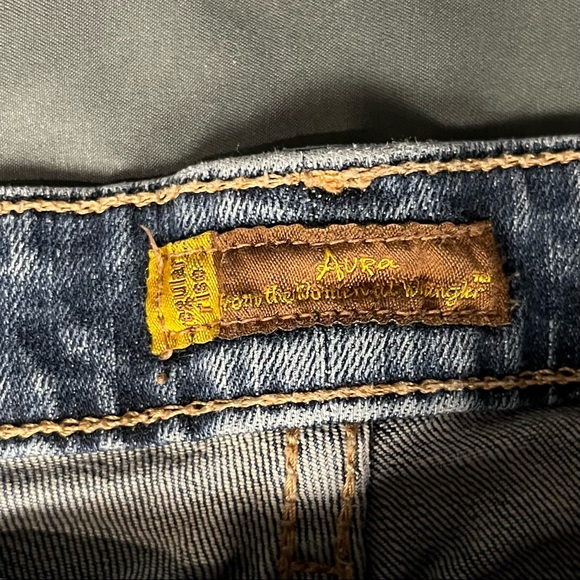 Wrangler Aura Regular Rise | Size 14R - Picture 2 of 4